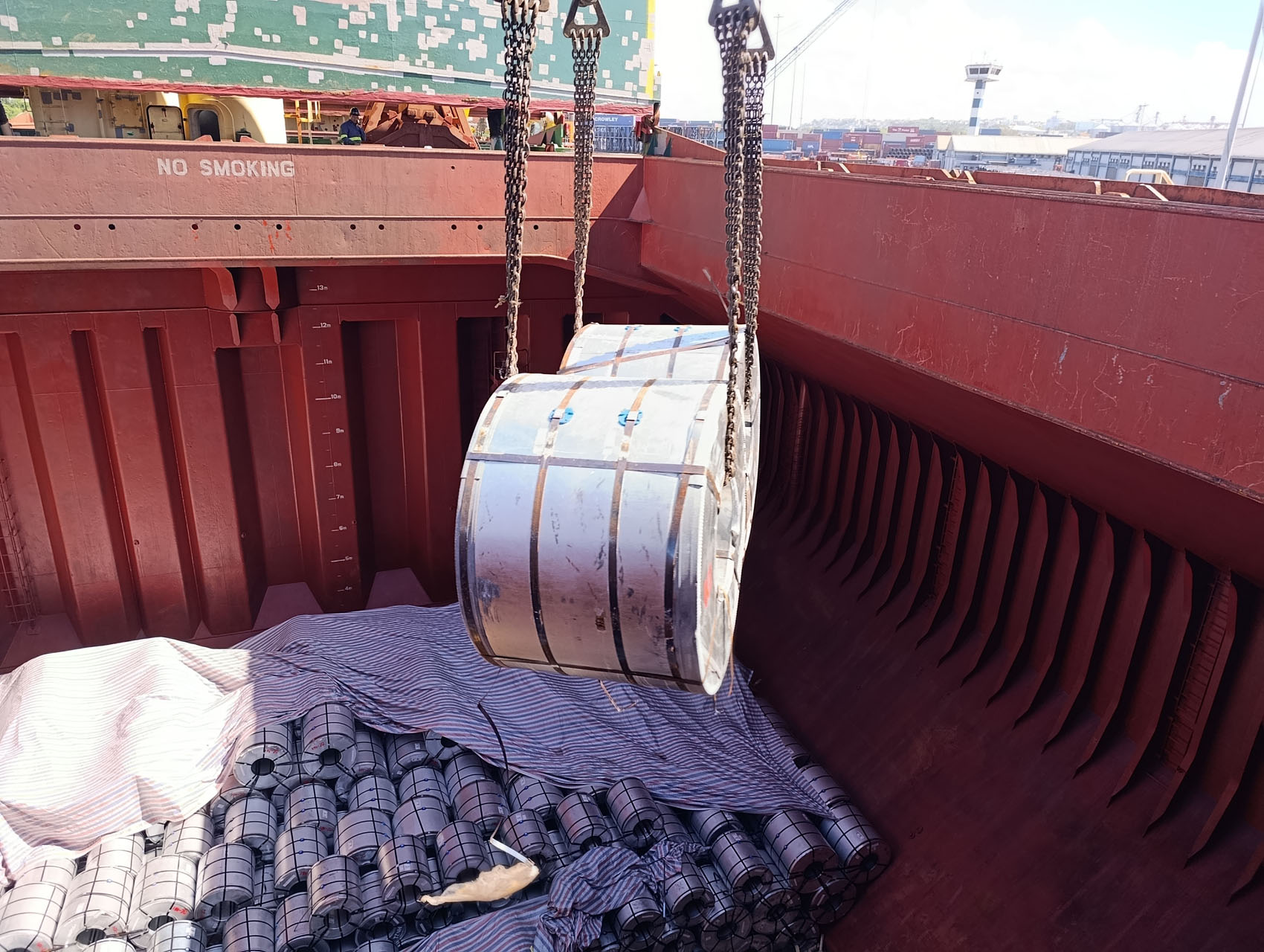 Steel roll crane operation